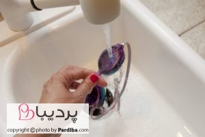 شستشوی عینک شنا با فشار آب
